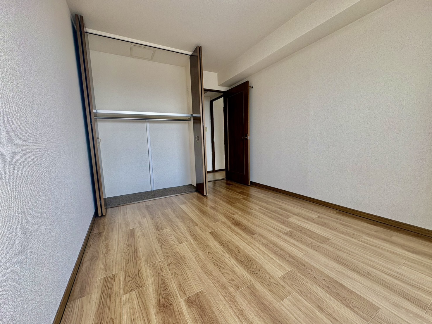 収納　※同建物の別のお部屋の写真です。