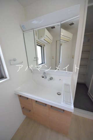 洗面設備　独立洗面台です