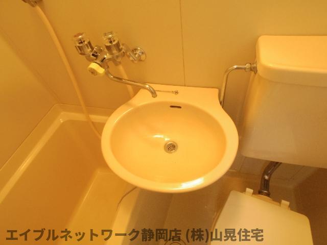 洗面設備　明るい洗面所です