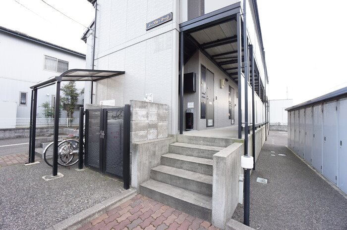 エントランス　雨にぬれずにお部屋に入れます♪