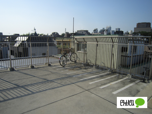 駐車場　駐輪場は屋上です