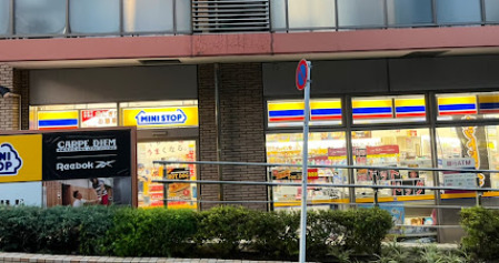 コンビニ　ミニストップ 南青山4丁目店（コンビニ）まで587m