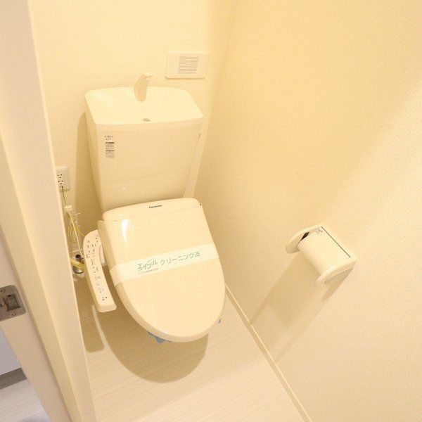 トイレ　落ち着いた色調のトイレです