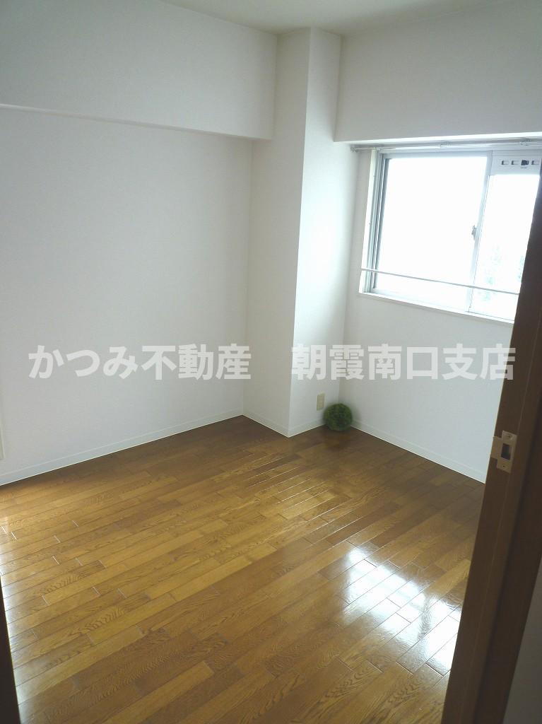 その他部屋・スペース　同物件参考写真。玄関側洋室。