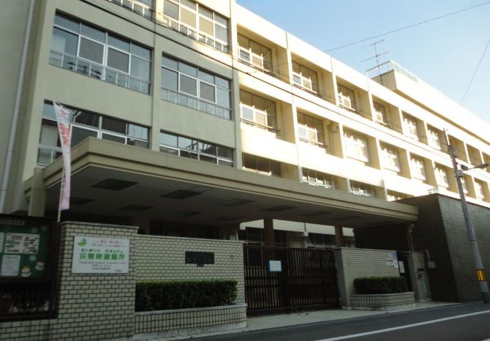 小学校　大阪市立高津小学校（小学校）まで323m