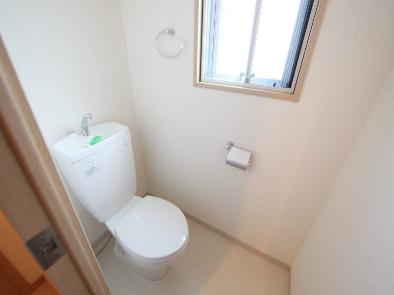 トイレ　洋式トイレ（お風呂トイレ別）小窓付き