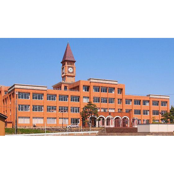 中学校　小矢部市立石動中学校（中学校）まで1223m
