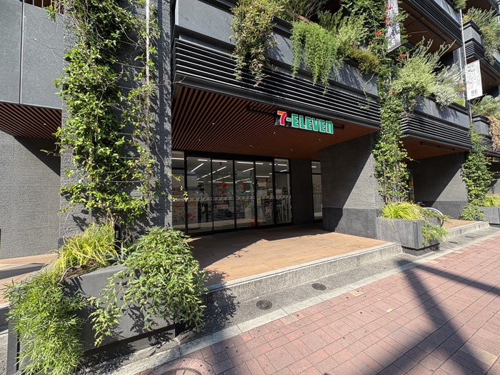 コンビニ　セブンイレブン福岡塩原3丁目店（コンビニ）まで447m