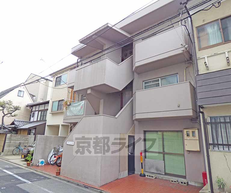 【京都市北区小山南上総町のマンションの建物外観】