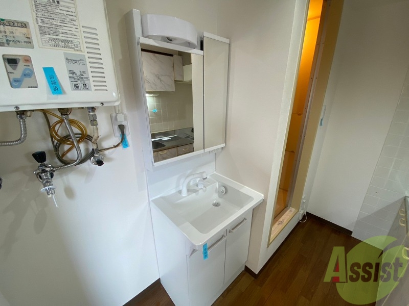 洗面設備　シャンプードレッサーは棚もついていて便利そう！