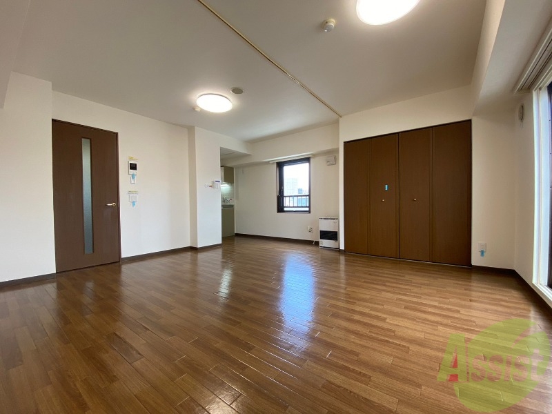 居室・リビング　リビングです。木目のフローリングが落ち着きますね。