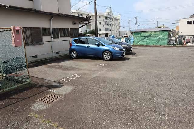 【芹沢ハイツの駐車場】