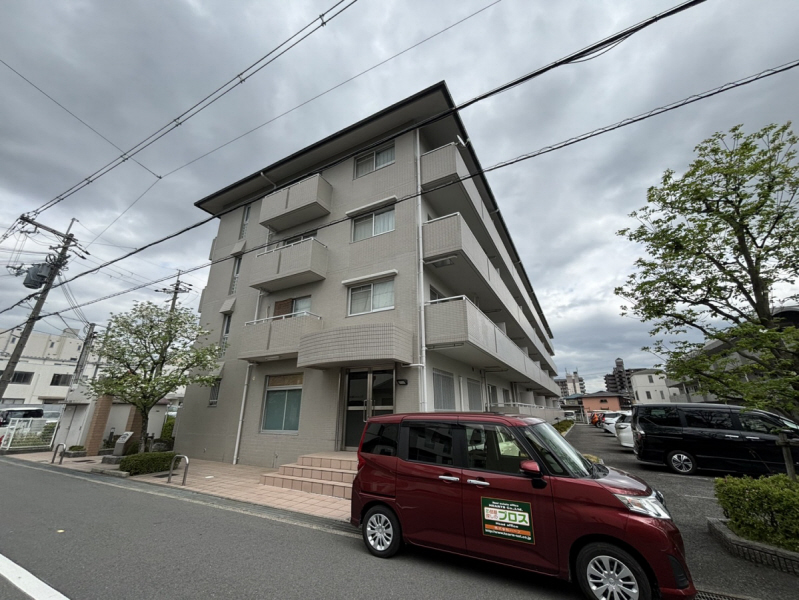 茨木市丑寅のマンションの建物外観