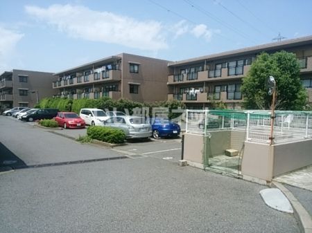 【八千代市大和田新田のマンションの駐車場】