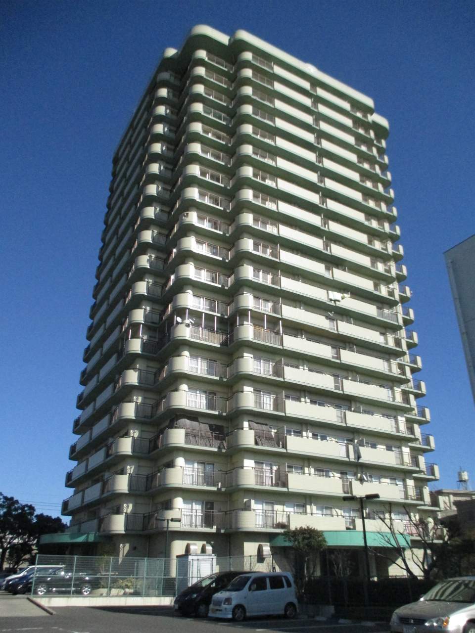 【鹿児島市下荒田のマンションの建物外観】