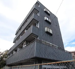 平塚市東八幡のマンションの建物外観