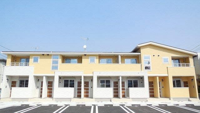 山陽小野田市新生のアパートの建物外観