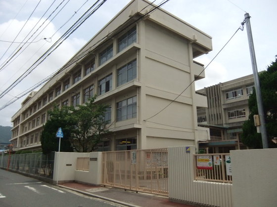 【広島市東区戸坂千足のマンションの中学校】