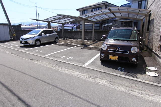 【伊予郡砥部町重光のアパートの駐車場】