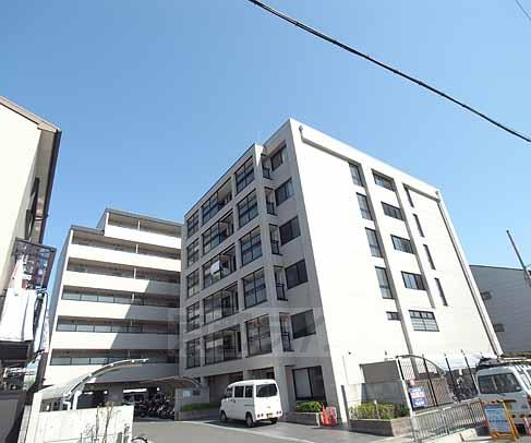 【京都市右京区西院西貝川町のマンションの建物外観】