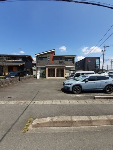 【北名古屋市西之保のアパートの駐車場】