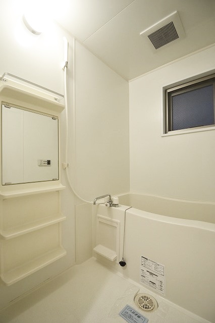 バス・シャワールーム　お風呂に窓があるので換気もばっちり♪