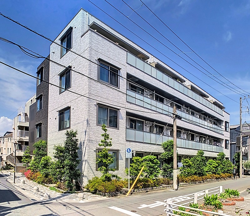 建物外観　建物南側外観。WiFi無料♪　全室エアコン付き♪　WIC2つ