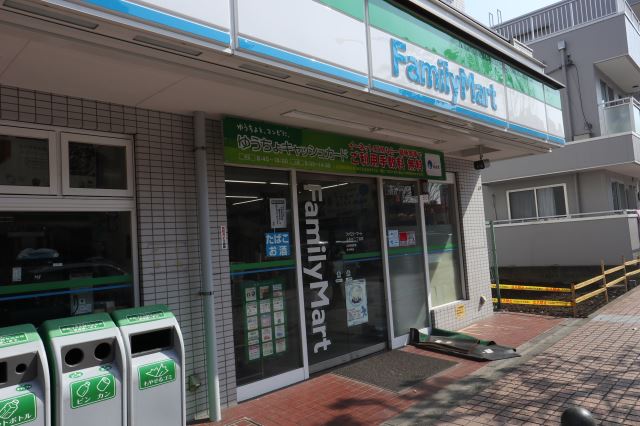 コンビニ　ファミリーマート（コンビニ）まで800m