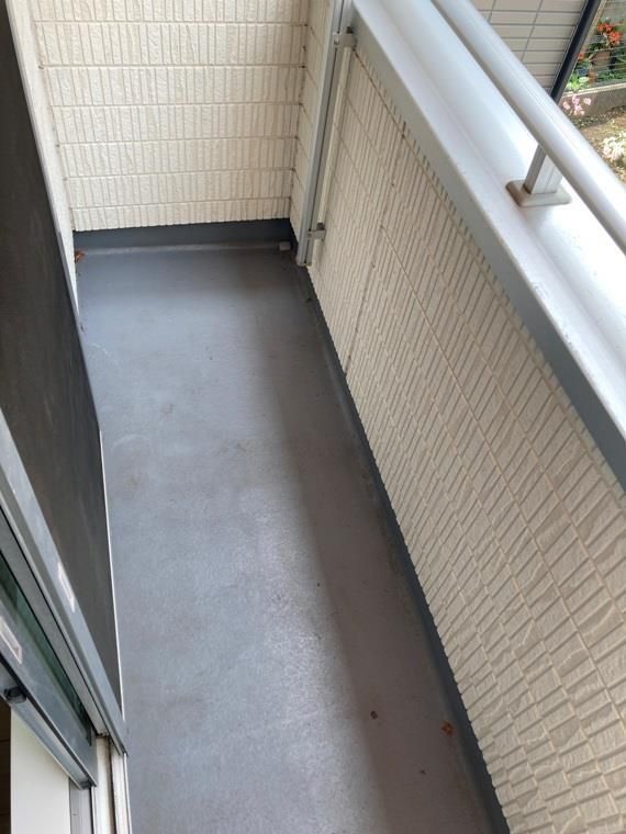 バルコニー　暖かな日差しのふりそそぐバルコニー