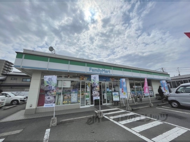 コンビニ　ファミリーマート桜井薬師町店（コンビニ）まで900m