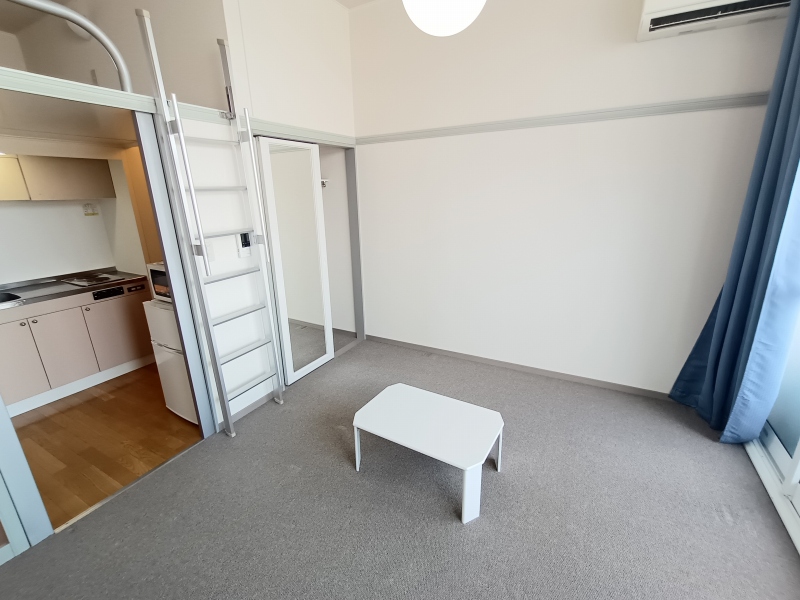 居室・リビング　家電・家具有の部屋です。