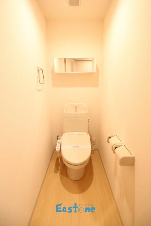 トイレ　温水洗浄便座付！ミラー付収納棚が嬉しい！