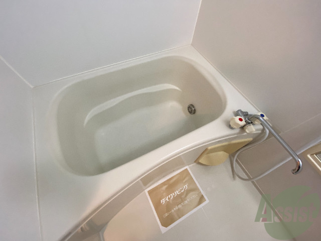 バス・シャワールーム　洗面台はシンプルなつくりで手入れがしやすそうですね。