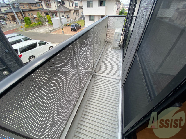 バルコニー　バルコニーは洗濯物を干すのに十分な広さがありますね。