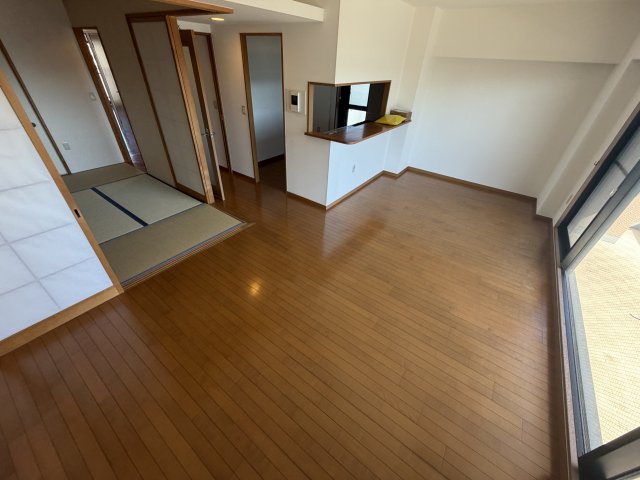 ロワイヤル神屋町の居間写真