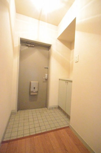 玄関　同物件別号室のものです。