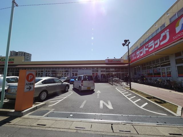 ドラックストア　サンドラッグ大宮日進店（ドラッグストア）まで199m