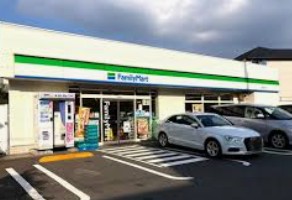 コンビニ　ファミリーマート 世田谷中町店（コンビニ）まで280m