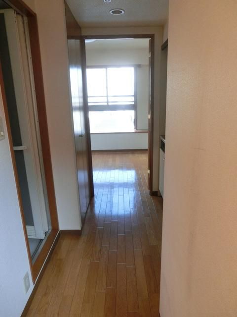 玄関　玄関から見たお部屋