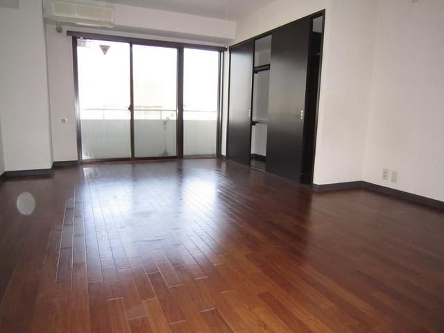 居室・リビング　二面採光明るいお部屋です☆