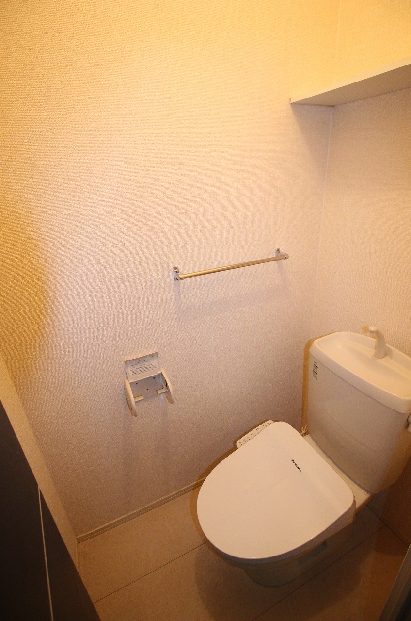 トイレ　同物件、同タイプの部屋の写真です