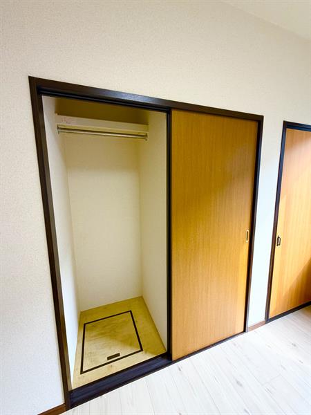 収納　パイプ付でコートも掛けられます！工夫された収納です♪