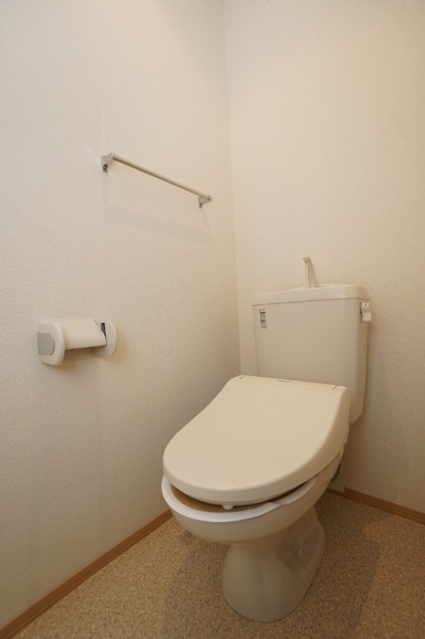 ＪＲ山陽本線 東福山駅 徒歩46分 3階建 築17年のトイレ写真