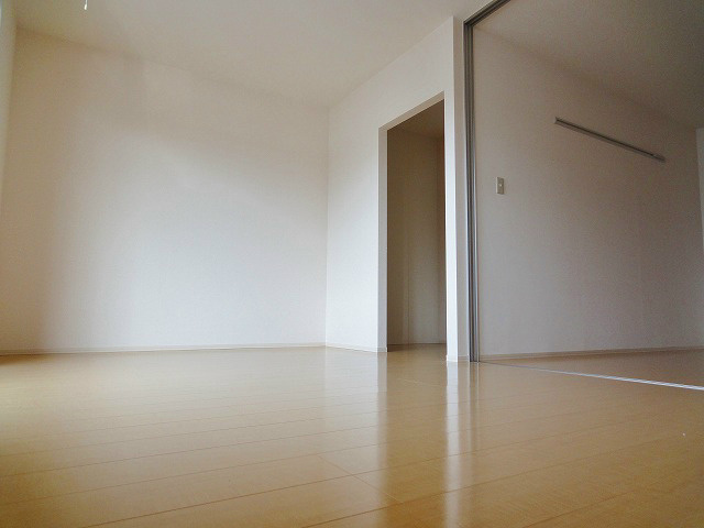 居室・リビング　フローリングのリビングでお掃除もして頂きやすいです。