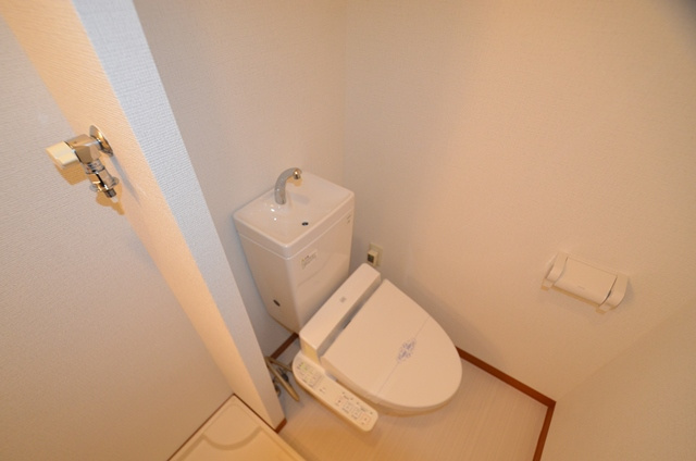トイレ　温水洗浄便座付きのトイレです♪