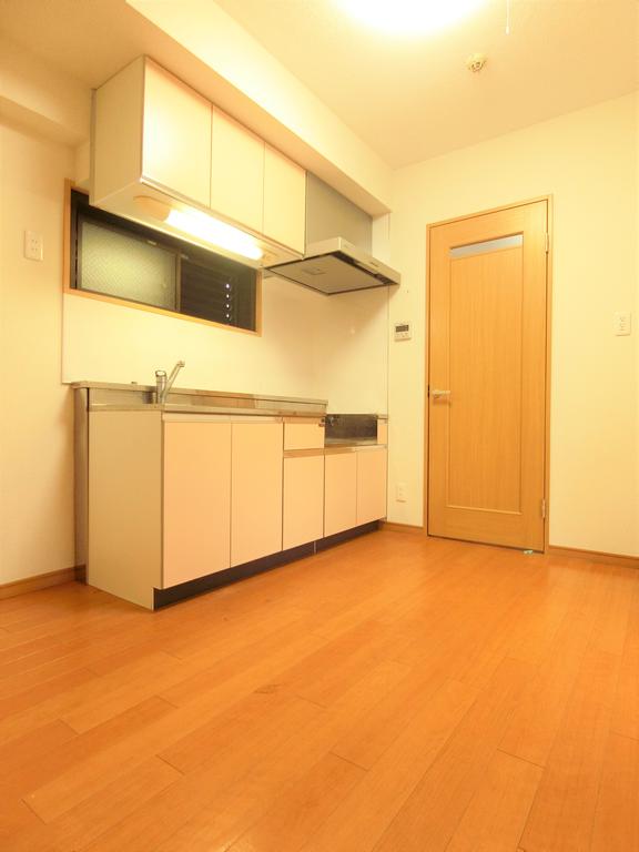 東急東横線 武蔵小杉駅 バス乗車時間：20分 最寄りバス停で下車 徒歩2分 5階建 築40年の居間写真