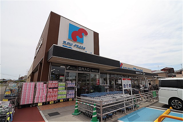 スーパー　万代南津の辺店（スーパー）まで1084m