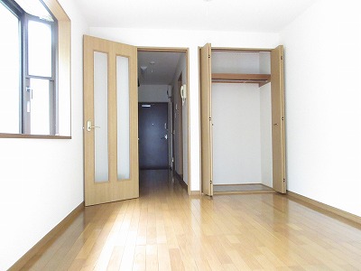 その他部屋・スペース　南向きで日中は陽当たり良好です！※写真は夜撮影したものです