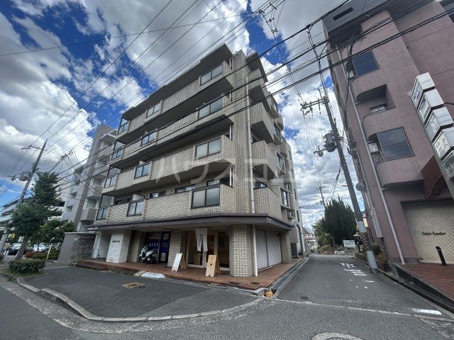 豊中市熊野町のマンションの建物外観