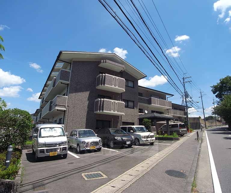 京都市伏見区桃山町正宗のマンションの建物外観